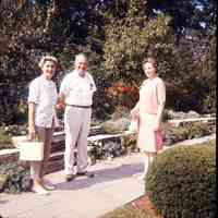          CharlieLornaMomButtonGarden-34.jpg 547KB; 