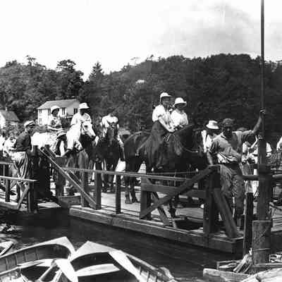 Horses_on_ferry.jpg 1.4MB