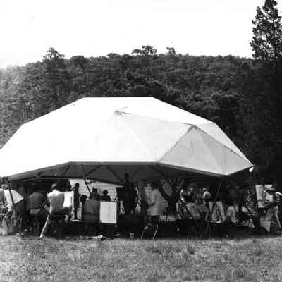 class054.jpg 218KB: geodesic dome on meadow