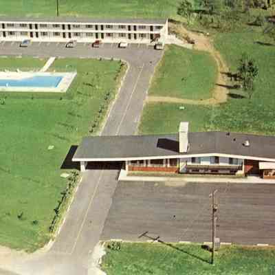 CWPC-0194AmityHotel.JPG 436KB: Postcard from Carl Walter collection that shows the Amity Motel