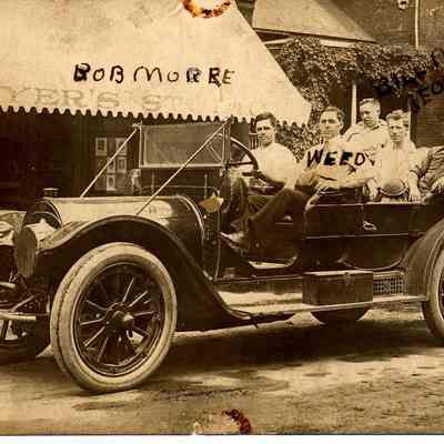 89-1-289_George_Kelly.jpg 1.2MB: Bob Moore, Weed, Bill Manard, George Kelly, George Manard 1908 in front of ?oyer's Studio. [May be Elmer Weed, maybe Maynard.]