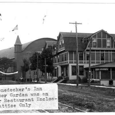 Liendeckers___Pavilion_1910.jpg: 1910 Lienedecker's Inn The Summer Garden was an Open Air Restaurant Enclosed by Lattice Only. - photo likely from Greg Hoffman album