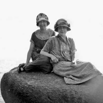 Women on lost rock tu