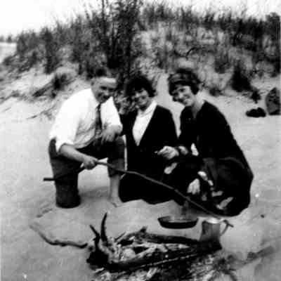 Beach_campfire.jpg 116KB