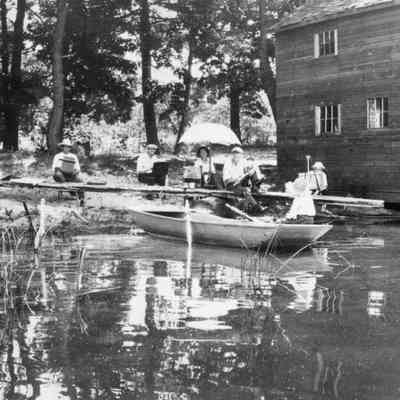 Boy-class039.jpg 398KB: Painting boy model, wearing straw hat and sitting in boat.