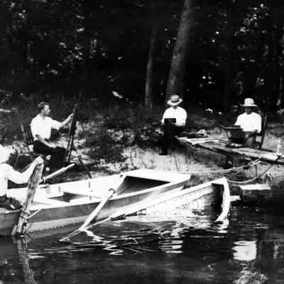 Boy-class076.jpg 2.4MB: Painting boy model, wearing straw hat and sitting in boat.