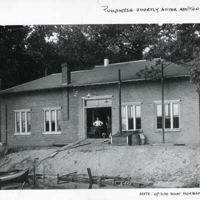 04.06.024 exterior view 1917: Proud workers pose after doubling the building size in 1910.
