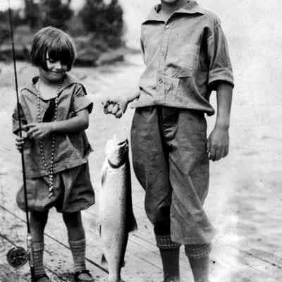 HMUnwinsFishing.jpg 392KB