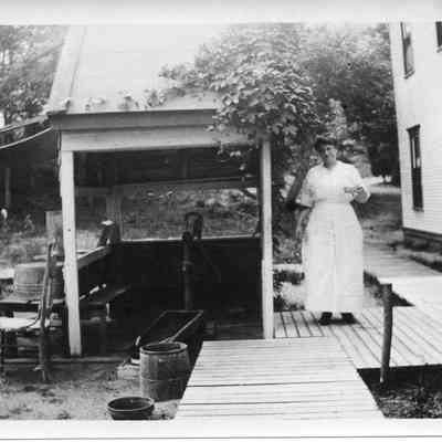 Inn well courtyard ppl213.jpg 1.6MB: Ox-Bow Inn