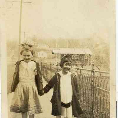 MWM-DonnaParrish-BettyStillson-1916.JPG 121KB: Donna Parrish, Betty Stillson