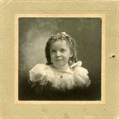 Lillian_Cook072.jpg 40KB: from "OtherWallinItems"