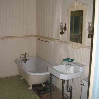Old Bathroom_1.JPG 1MB