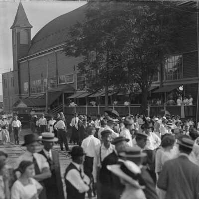 Pavilion crowd ca 1913 from CD 28