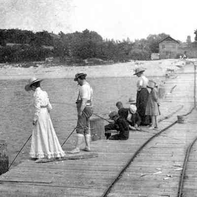 Fishing_at_Pier_Cove_A.jpg 669KB
