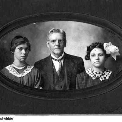 p Boyce Robinson family.jpg 1MB: Miller Robinson with Irene and Abbie