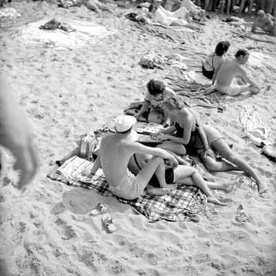 Beach_1949.jpg 209KB