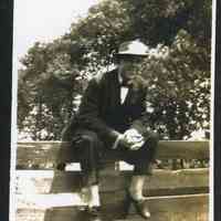          MRT-RobertM-OnFence-c1916.JPG 195KB
   