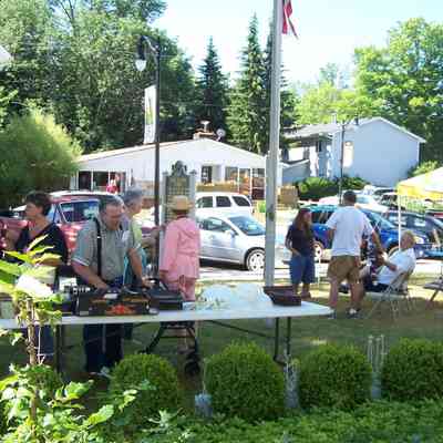 100_9789.jpg 1.3MB: 2007 Kleinheksel auction with Library annex in the background