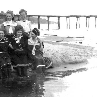 LO36 Women on beach
