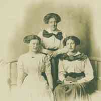          021506-WINNIE, Mary & Effie Randall.jpg 512KB; Effie's daughters Winnie, Mary and Effie (Jr.)
   
