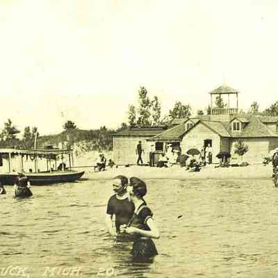 RanPC-Saugatuck-Mich-20-BeachScene-1.JPG 393KB