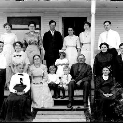 sim Crow crowd A.jpg 539KB: Presumed to be Crow family portrait posed on a residential building's porch.