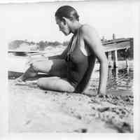          lighthouse-ppl096.jpeg 491KB; lighthouse pier in background
   