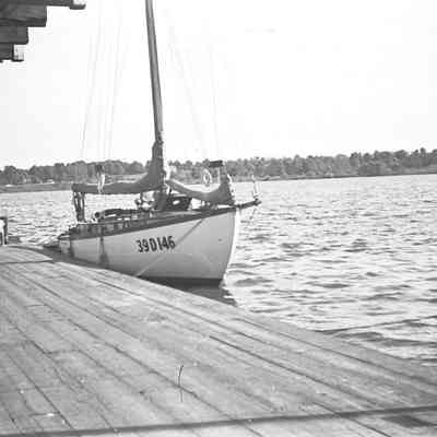 D0003.jpg 472KB: Sailboat 39D146 tied up at the Big Pavilion dock