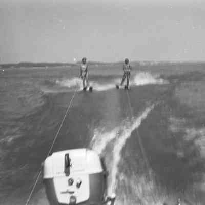 D00021.jpg 2.4MB: waterskiing