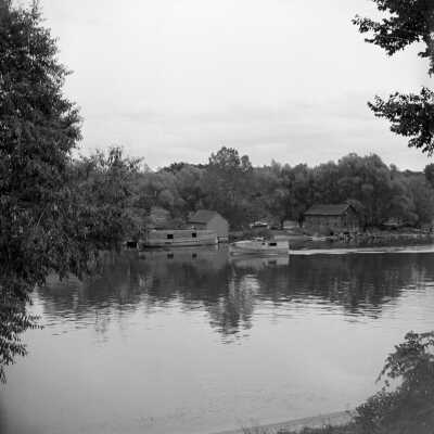 340 1/1	saugatuck - Fish Boats	9/4/1949	On river: Gleason shack, B&L and Lucille