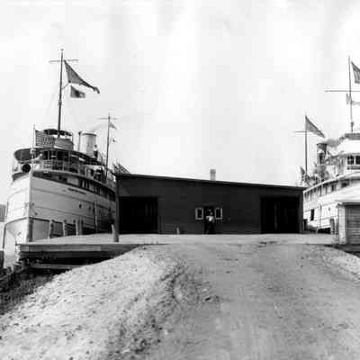 Red_dock_slide.jpg 108KB