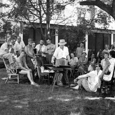 class002.jpg 388KB: Art Institute of Chicago staff Rudolph Pen gives a watercolor demonstration for landscape composition class. Photo printed in the Chicago Sunday Tribune, July 31, 1955[?], part 7, page 3