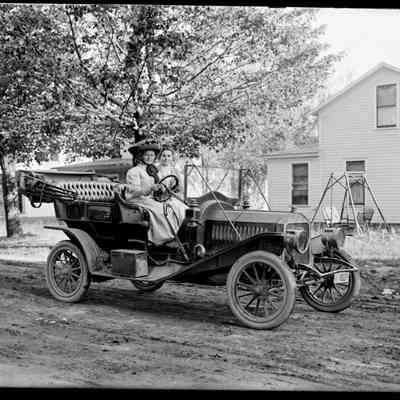 Sim Old car C.jpg 727KB: Two women in a similar car as Sim Old car A.jpg. Culver Street.