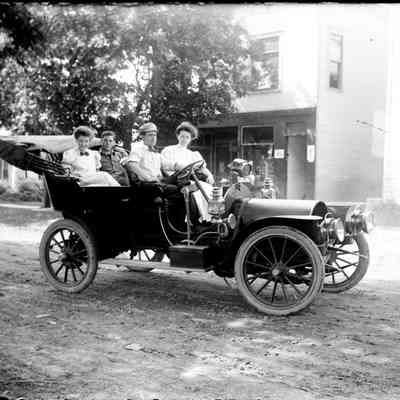 Sim old touring car mn107.jpg 702KB: Two men, two women in an open touring car