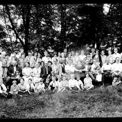 sim Olson reunion.jpg 1.4MB: Very large, multi-generational gathering of Olson family members
