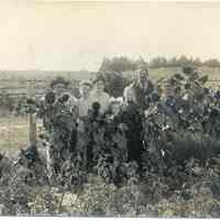          Simonson family with sunflowers.jpg 4.1MB; Simonson and Reed family members posing in a farn garden with sunflowers.
   