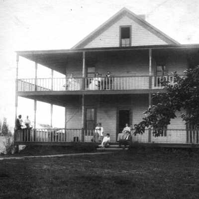 LO35 porches cottage: “The Porches” looks the same today.