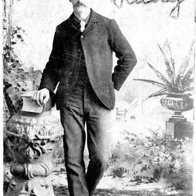 89-1-205_John_Rulty.jpg 1.1MB: John Rulty in photo studio with hand resting on thick book