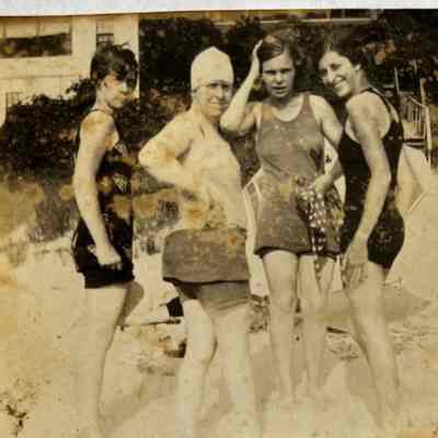 "Pete" von Brecht, Bertha von Brecht, Betty von Brecht, Gert Hummel. Effinger? cottage on left and Garasche Holland cottage on right.