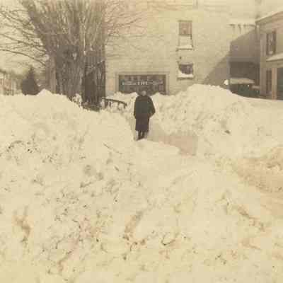 EG-0123a.jpg 215KB: This digital-only image from the pre-2022 SDHS website photo tour may be from same snow event. Source unknown.