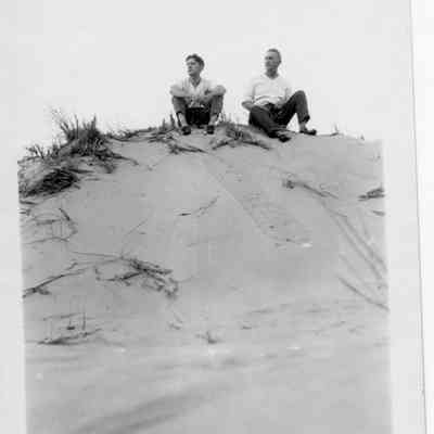 TwoGuysDunes.ppl105.jpg 453KB