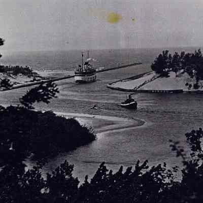 96-105-6_Stamr_leaving_Harbor_new_and_tug.jpg 1.3MB: 96-105-6 Steamship leaving the new harbor - located in box 31, envelope 96-105-6