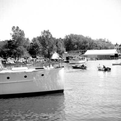 548 0/19	Saugatuck - boats Launch of the Island Queen