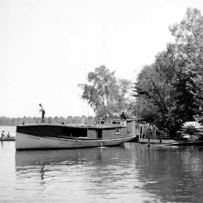 548 0/19	Saugatuck - boats Launch of the Island Queen: launch assisted by fish tug Lucille