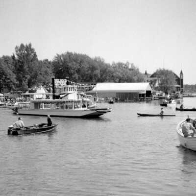 548 0/19	Saugatuck - boats Launch of the Island Queen: dugout canoe in attendance
