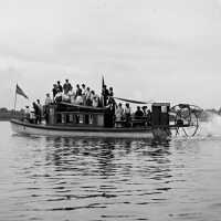          Stern wheeler up river.jpg
   