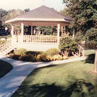 MWM-WicksParkBandshell9-18-1990.JPG 298KB