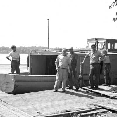 349 0/1	Saugatuck - Fish docks, boats	8/1944	Frank Sewers, other fishermen: Wm. Cary tug