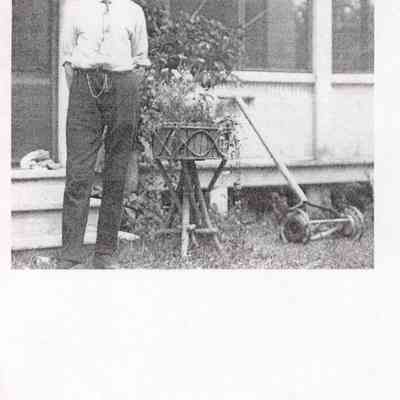 RG-FrontofHouse.JPG 234KB: in front of house in Saugatuck. Photo from granddaughter Marion Britz.