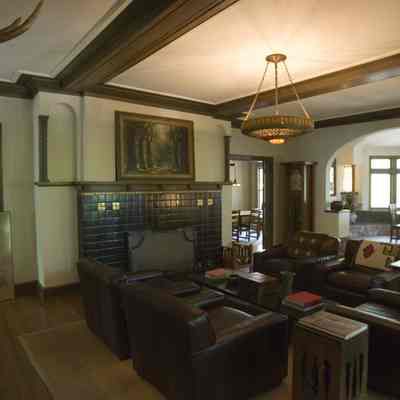 Kemah_living_room_fireplace.jpg 4.1MB